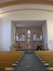 Vue intérieure de cette église en direction du choeur et de l'orgue Kuhn (1996). Cliché personnel
