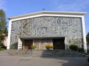 Eglise catholique de Lyss avec son immense vitrail en dalle de verre en façade. Cliché personnel