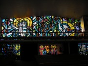 L'envers de la façade de cette église catholique avec son immense mur en vitrail. Cliché personnel