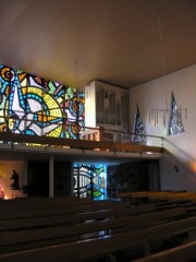 Vue de l'angle de la tribune avec l'orgue Wälti. Vitrail de P. Travaglini. Cliché personnel