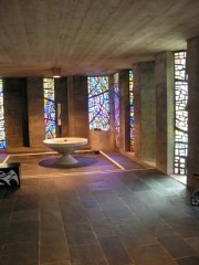 L'entrée se fait par les fonts baptismaux et la lumière de Manessier. Cliché personnel