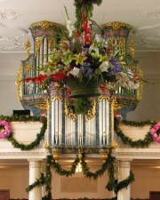 L'orgue avec sa façade en partie occultée par une gerbe de fleurs. Cliché personnel