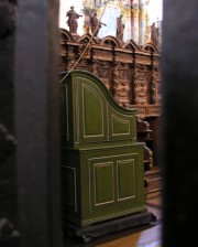 Une vue de l'orgue de choeur de 4 jeux à travers la grille du choeur. Cliché personnel