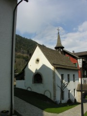 Chapelle située devant l'église de Saanen. Cliché personnel