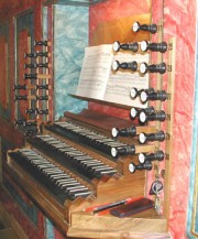 Les claviers de l'orgue de Saanen. Crédit: www.kirchesaanen.ch/