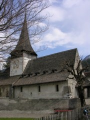 Eglise de Rougemont avec son toit de tavillons. Cliché personnel (avril 2006)