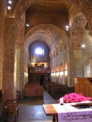 Vue intérieure de l'église romane, depuis le choeur. Cliché personnel