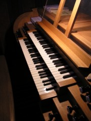 Les claviers de l'orgue Kuhn. Cliché personnel