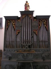 Orgue de 1770, restauré par le facteur Kuhn. Crypte de l'église cath. de Bienne. Cliché personnel