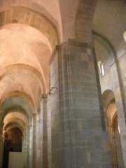 Bas-côté sud en direction de l'entrée et de la montée à la chapelle St-Michel. Cliché personnel