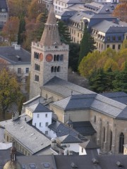 Vue de la cathédrale N.-Dame-du-Glarier de Sion, depuis le parvis de l'église de Valère. Cliché personnel