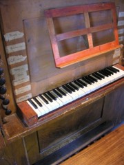 La console de l'orgue à Goumois. Cliché personnel