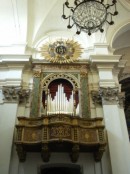 Buffet d'orgue italien typique du 17ème siècle (Dôme de Spoleto, Ombrie). Crédit: //fr.wikipedia.org/