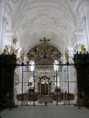 Vue de la nef depuis l'entrée du choeur. Grille de choeur baroque. Cliché personnel