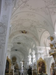 Vue de la voûte baroque superbe de St. Urban. Cliché personnel