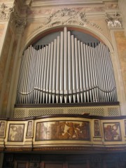 Vue de la façade de l'orgue de Tesserete. Balustrade peinte du 18ème s. Cliché personnel