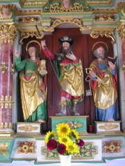 Vue rapprochée de l'autel de la chapelle de pèlerinage avec, au centre, la statue du pèlerin de St-Jacques. Cliché personnel