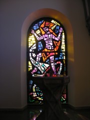 Autre vue du vitrail des fonts baptismaux. Cliché personnel
