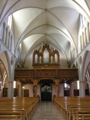 Vue de la nef en direction de l'orgue Spaich à Treyvaux. Cliché personnel
