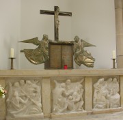 L'ancien maître-autel placé dans le collatéral nord (oeuvre de Remo Rossi). Cliché personnel