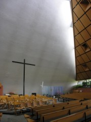 Vue intérieure en direction du choeur de l'église. Cliché personnel