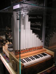 Musée suisse de l'Orgue: orgue en carton réalisé par des élèves d'un collège. Cliché personnel