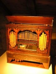 Musée suisse de l'Orgue: orgue de Barbarie aux timbres généreux. Cliché personnel