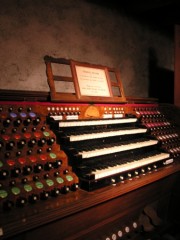 Musée suisse de l'Orgue: console de l'ancien orgue Goll du Temple du Bas, Neuchâtel. Cliché personnel