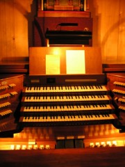 Musée suisse de l'Orgue: ancienne console de l'orgue du Victoria Hall de Genève, datant de 1949. Orgue disparu dans un incendie en 1984. Cliché personnel