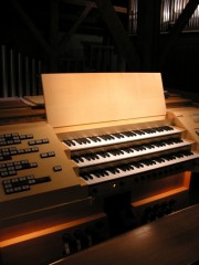 Musée suisse de l'Orgue: ancienne console de l'orgue Tschanun de Radio-Lausanne (1934). Cet orgue est sauvé et placé au Musée (révisé en 1996). Cliché personnel. Nous avons pu jouer de cet instrument
