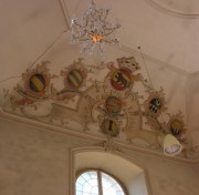 Détail du plafond de l'église: armoiries de Berne et de différentes familles ayant collaboré à la construction de la nef de 1738. Stucs de 1738. Cliché personnel