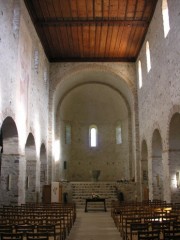 Vue axiale de la nef romane en direction du choeur. Cliché personnel