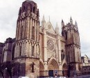 Façade de la cathédrale de Poitiers. Crédit: www.uquebec.ca/~uss1010/orgues/france/
