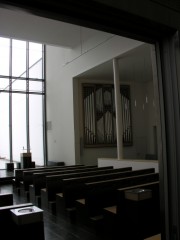 Vue de l'entrée dans l'église, avec l'orgue au fond à droite. Cliché personnel