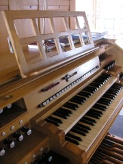 Vue de la console de l'orgue Ayer, en tribune. Cliché personnel