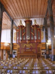 Vue de la nef, des piliers en bois et de l'orgue Walpen/Kuhn. Cliché personnel