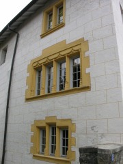 Cressier. Une belle façade en calcaire de Hauterive. Cliché personnel