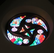 Vue d'un des vitraux ronds de la nef. Cliché personnel