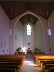 Vue intérieure de la nef en direction du choeur. Cliché personnel (avril 2008)
