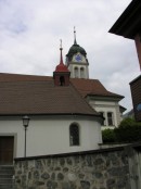 Vue de l'église et de sa chapelle attenante, Wolfenschiessen. Cliché personnel (mai 2008)