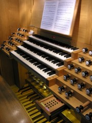 Vue de la console de l'orgue Füglister. Cliché personnel