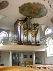 Une vue de la nef et de l'orgue (de trois-quarts). Cliché personnel