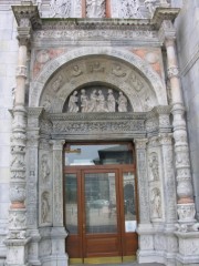 Un portail secondaire de la façade. Cliché personnel