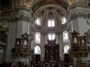 Les deux orgues (Epître et Evangile) à l'entrée du choeur. Cathédrale de Salzbourg. Crédit: www.vazyvite.com/